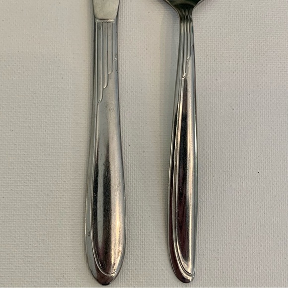 2 Vintage Oneida Early Sand Dune Stainless Groove Down Side Dinner Knife Spoon - Picture 3 of 7